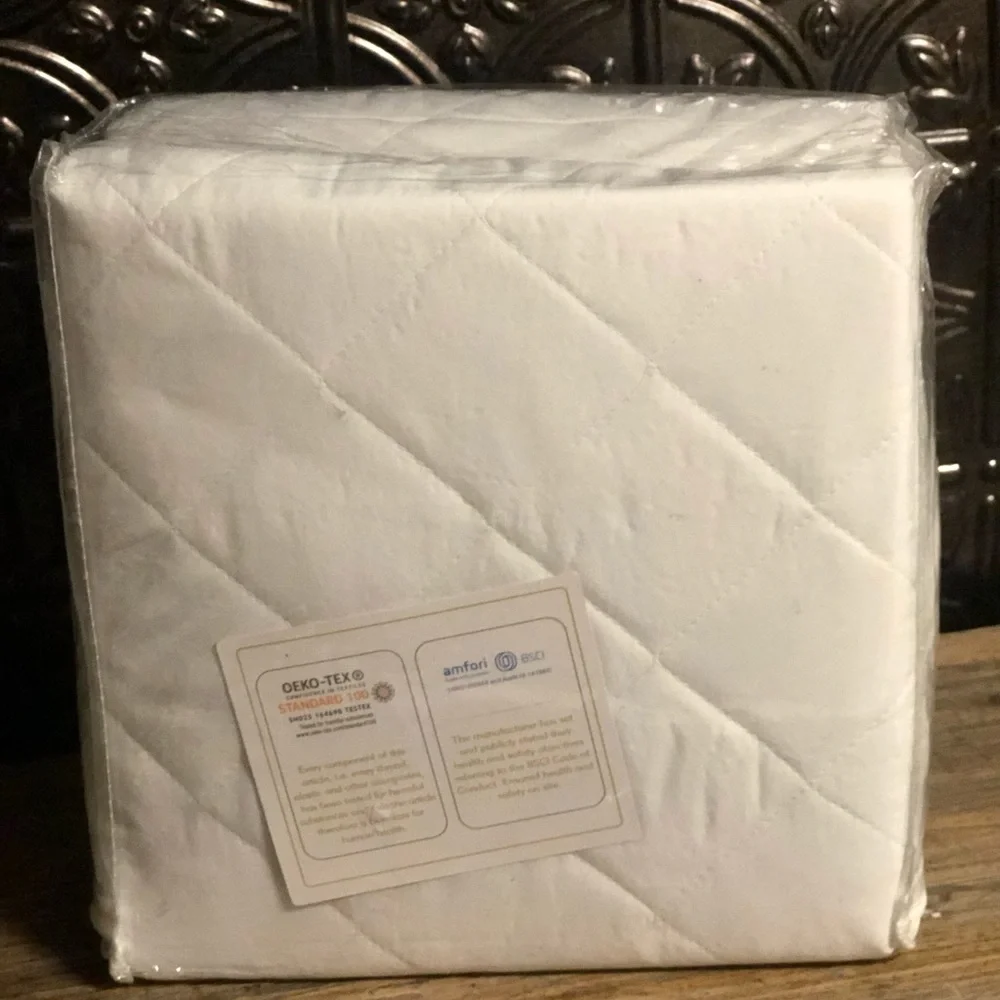 NWT Full size waterproof quilted mattress cover